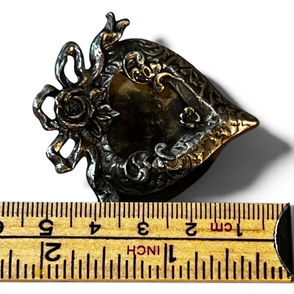 N/A heart brooch